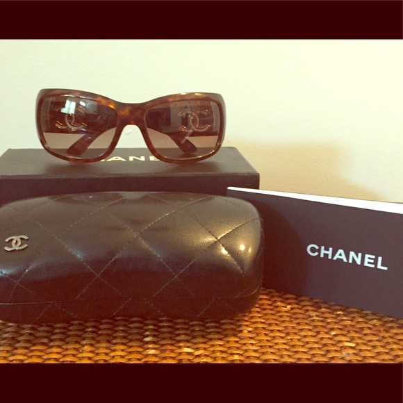 🍹SOLD🍹Chanel Logo Sunglasses with Accessories - Picture 1 of 15